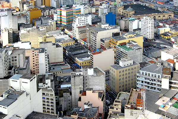 decine di edifici alti di diversi colori, prevalentemente grigi, con poche strade visibili, viste dall'alto. Centro di São Paulo, dove c'è un'importante via dello shopping e il mercato municipale.