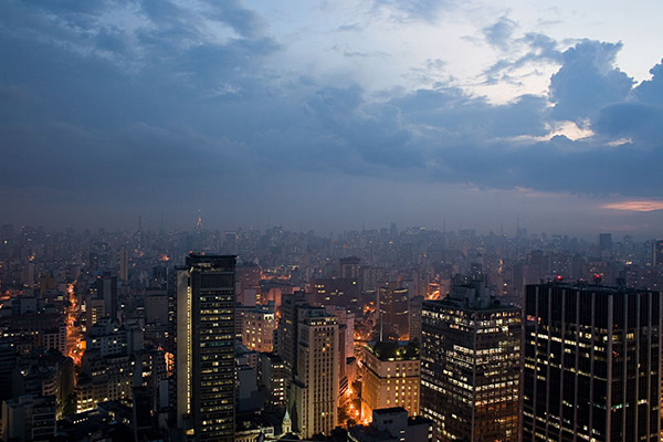 pirmās rīta gaismas Sanpaulu pilsētā, Brazīlijā, ēku panorāma, kas fotografēta no ļoti augstas ēkas.